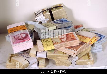 Symbolisches Bild des Geldes in DM-Banknoten und -Münzen, hier am 13,9.1993, DEU, Deutschland Stockfoto