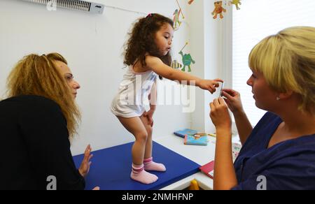 Regelmäßige Untersuchungen von Kindern in verschiedenen Altersgruppen sind der Standard in pädiatrischen Praxen wie hier in einem Stadtteil einer Großstadt. U7a Stockfoto
