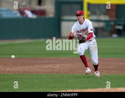 24. Februar 2023: Razorback Infielder Brady Slavens #17 lädt einen hüpfenden Ball. Arkansas besiegte Eastern Illinois 13-2 in Fayetteville, AR, Richey Miller/CSM Stockfoto