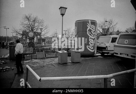 DDR, Berlin, 01.01.1990, nach Silvester 198990 am Brandenburger Tor, übergroße Coca-Cola-Dose Stockfoto