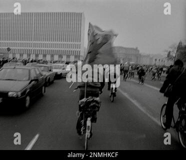 DDR, Berlin, 7,1.1990, 1. Fahrradvorführung in Ostberlin, Flagge Stockfoto