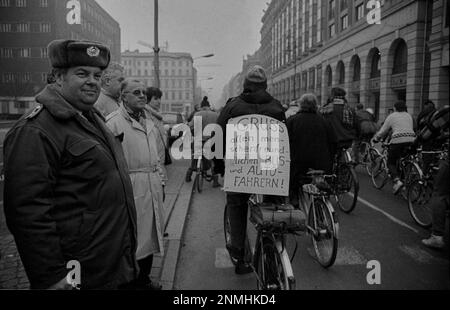 DDR, Berlin, 7,1.1990, 1. Fahrraddemonstration in Ostberlin, Volkspolizist Stockfoto