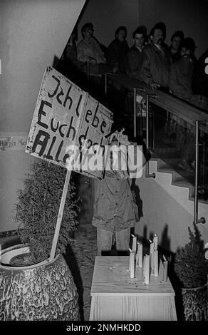 DDR, Berlin, 15.01.1990, Besetzung der Stasi-Zentrale in der Normannenstraße, ich liebe euch alle!!!! Stockfoto