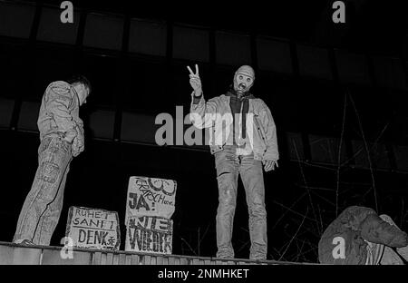 DDR, Berlin, 15.01.1990, Besetzung des Stasi-Hauptquartiers in der Normannenstraße, Mann mit Gasmaske Stockfoto