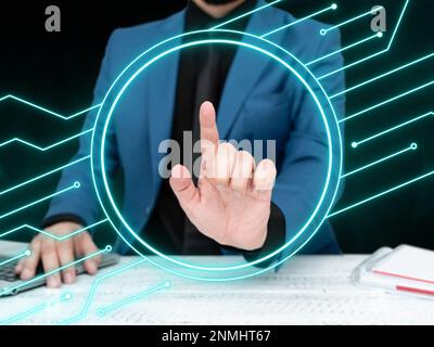 Mann sitzt am Tisch mit Laptop. Große weiße Sprechblase für Text-Overhead. Leeres Dialogfeld auf hellem farbigem Hintergrund. Zeichnungsabbildung. Stockfoto