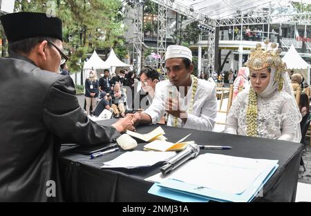 Bandung, Indonesien. 24. Februar 2023. Ein behindertes Paar führt am 24. Februar 2023 während der behinderten Massenhochzeit in Bandung, West-Java, Indonesien, eine Hochzeitsprozession durch. Die Massenhochzeit, an der sieben behinderte Paare teilnahmen, fand im Rahmen einer Reihe von Veranstaltungen statt. Auf dem Indonesia Wedding Festival 2,0 und als Anliegen für diejenigen, die Schwierigkeiten oder Einschränkungen bei der Heirat haben. (Foto: Dimas Rachmatsyah/INA Photo Agency/Sipa USA) Guthaben: SIPA USA/Alamy Live News Stockfoto