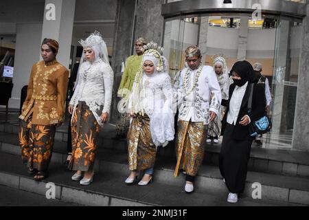 Bandung, Indonesien. 24. Februar 2023. Ein behindertes Paar führt am 24. Februar 2023 während der behinderten Massenhochzeit in Bandung, West-Java, Indonesien, eine Hochzeitsprozession durch. Die Massenhochzeit, an der sieben behinderte Paare teilnahmen, fand im Rahmen einer Reihe von Veranstaltungen statt. Auf dem Indonesia Wedding Festival 2,0 und als Anliegen für diejenigen, die Schwierigkeiten oder Einschränkungen bei der Heirat haben. (Foto: Dimas Rachmatsyah/INA Photo Agency/Sipa USA) Guthaben: SIPA USA/Alamy Live News Stockfoto