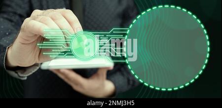 Mann sitzt am Tisch mit Laptop. Große weiße Sprechblase für Text-Overhead. Leeres Dialogfeld auf hellem farbigem Hintergrund. Zeichnungsabbildung. Stockfoto