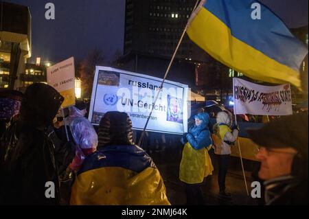 Leipzig, Deutschland. 24. Februar 2023. Demonstranten halten während einer Anti-Kriegs-Kundgebung Banner, um den ersten Jahrestag der groß angelegten Invasion Russlands in die Ukraine zu feiern. Kredit: SOPA Images Limited/Alamy Live News Stockfoto