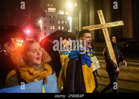 Leipzig, Deutschland. 24. Februar 2023. Demonstranten singen Slogans während einer Anti-Kriegs-Kundgebung anlässlich des ersten Jahrestages der groß angelegten Invasion Russlands in die Ukraine. Kredit: SOPA Images Limited/Alamy Live News Stockfoto