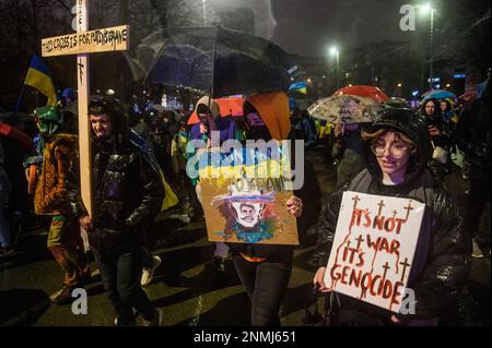 Leipzig, Deutschland. 24. Februar 2023. Demonstranten halten während einer Anti-Kriegs-Kundgebung zum ersten Jahrestag der groß angelegten Invasion Russlands in die Ukraine Plakate. Kredit: SOPA Images Limited/Alamy Live News Stockfoto