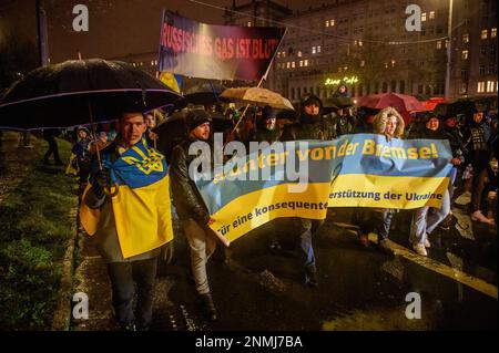 Leipzig, Deutschland. 24. Februar 2023. Demonstranten halten während einer Anti-Kriegs-Kundgebung Banner, um den ersten Jahrestag der groß angelegten Invasion Russlands in die Ukraine zu feiern. (Foto: Yauhen Yerchak/SOPA Images/Sipa USA) Guthaben: SIPA USA/Alamy Live News Stockfoto