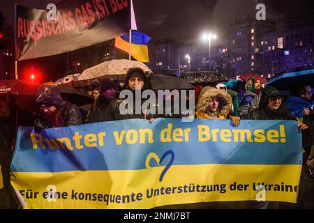 Leipzig, Deutschland. 24. Februar 2023. Demonstranten halten während einer Anti-Kriegs-Kundgebung Banner, um den ersten Jahrestag der groß angelegten Invasion Russlands in die Ukraine zu feiern. (Foto: Yauhen Yerchak/SOPA Images/Sipa USA) Guthaben: SIPA USA/Alamy Live News Stockfoto