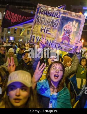 Leipzig, Deutschland. 24. Februar 2023. Demonstranten singen Slogans während einer Anti-Kriegs-Kundgebung anlässlich des ersten Jahrestages der groß angelegten Invasion Russlands in die Ukraine. (Foto: Yauhen Yerchak/SOPA Images/Sipa USA) Guthaben: SIPA USA/Alamy Live News Stockfoto