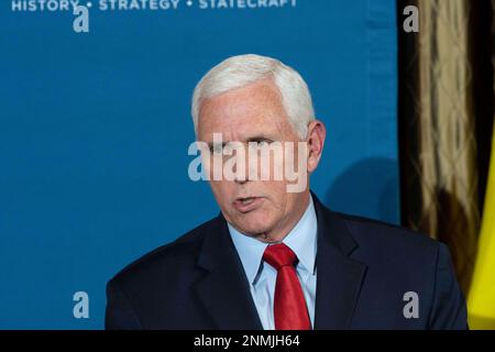 Austin, Texas, USA. 24. Februar 2023. Der ehemalige US-Vizepräsident MIKE PENCE hielt am 24. Februar 2023 vor hundert Studenten und Professoren an der University of Texas in Austin eine außenpolitische Rede zum Jahrestag des Krieges zwischen Russland und der Ukraine. Pence teilte seine Unterstützung für zusätzliche Hilfe für das vom Krieg zerrüttete Land und kritisierte amerikanische Führer auf beiden Seiten des Ganges. (Kreditbild: © Bob Daemmrich/ZUMA Press Wire) NUR REDAKTIONELLE VERWENDUNG! Nicht für den kommerziellen GEBRAUCH! Stockfoto