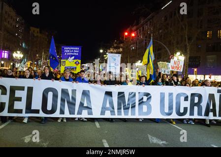Barcelona, Spanien. 24. Februar 2023. Demonstranten halten während eines märz, der den 1. Jahrestag der russischen Invasion der Ukraine und den Beginn des Krieges zwischen der Ukraine und Russland feiert, ein riesiges Banner mit der Aufschrift "Barcelona ist mit der Ukraine". Russland marschierte am 24. Februar 2022 in die Ukraine ein, was Präsident Putin als "besondere militärische Operation" bezeichnete. Tausende von Menschen marschierten durch Barcelonas Hauptstraße Passeig de Gracia, um gegen den Krieg zu protestieren. Kredit: SOPA Images Limited/Alamy Live News Stockfoto