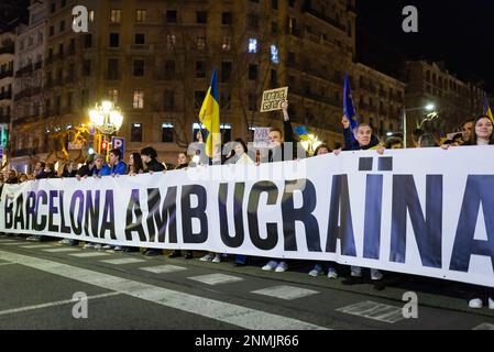 Barcelona, Spanien. 24. Februar 2023. Demonstranten halten während eines märz, der den 1. Jahrestag der russischen Invasion der Ukraine und den Beginn des Krieges zwischen der Ukraine und Russland feiert, ein riesiges Banner mit der Aufschrift "Barcelona ist mit der Ukraine". Russland marschierte am 24. Februar 2022 in die Ukraine ein, was Präsident Putin als "besondere militärische Operation" bezeichnete. Tausende von Menschen marschierten durch Barcelonas Hauptstraße Passeig de Gracia, um gegen den Krieg zu protestieren. Kredit: SOPA Images Limited/Alamy Live News Stockfoto