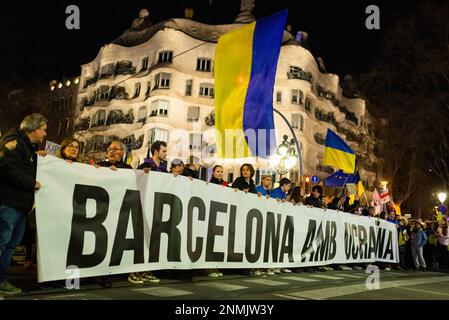 Barcelona, Spanien. 24. Februar 2023. Demonstranten halten während eines märz, der den 1. Jahrestag der russischen Invasion der Ukraine und den Beginn des Krieges zwischen der Ukraine und Russland feiert, ein riesiges Banner mit der Aufschrift "Barcelona ist mit der Ukraine". Russland marschierte am 24. Februar 2022 in die Ukraine ein, was Präsident Putin als "besondere militärische Operation" bezeichnete. Tausende von Menschen marschierten durch Barcelonas Hauptstraße Passeig de Gracia, um gegen den Krieg zu protestieren. (Foto: Davide Bonaldo/SOPA Images/Sipa USA) Guthaben: SIPA USA/Alamy Live News Stockfoto