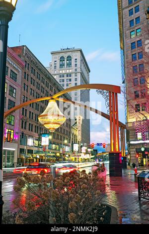 Cleveland Playhouse Square Theaterviertel auf der Euclid Avenue nach Einbruch der Dämmerung an einem regnerischen Februar-Abend im Jahr 2023. Stockfoto