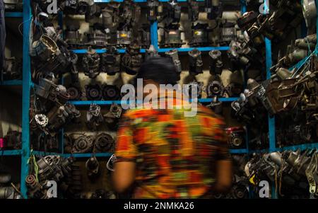 Bangladesch. 4. Juli 2022. Traditioneller Großhandelsmarkt für gebrauchte Kfz-Teile, bekannt als Markt für Dolaikhal-Teile. (Foto: Md Noor Hossain/Pacific Press) (Kreditbild: © Md Noor Hossain/Pacific Press via ZUMA Press Wire) NUR REDAKTIONELLE VERWENDUNG! Nicht für den kommerziellen GEBRAUCH! Stockfoto