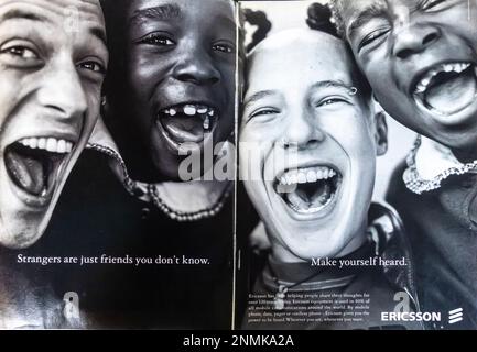 Ericsson-Werbung für mobile Kommunikation in einem Magazin in NatGeo April 1998 Stockfoto