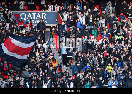 Pariser Fans (PSG's Ultras, KOP, Fans Crowd) während der öffentlichen Ausbildung der Pariser Fußballmannschaft Saint-Germain (PSG) am 24. Februar 2023 im Parc des Princes Stadion in Paris, Frankreich. Foto: Victor Joly/ABACAPRESS.COM Stockfoto