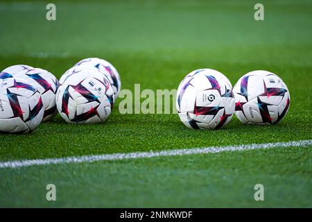 Das Lupationsbild zeigt, wie die offizielle Ligue 1 Uber während des öffentlichen Trainings der Pariser Fußballmannschaft Saint-Germain (PSG) am 24. Februar 2023 im Parc des Princes Stadion in Paris, Frankreich, KIPSTA-Ball isst. Foto: Victor Joly/ABACAPRESS.COM Stockfoto