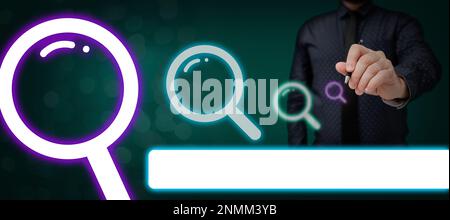 Geschäftsmann im Büro Uniform Holding Pen schreibt auf Leinwand und präsentiert futuristische Technologie. Labortechniker, Die Mit Dem Eingabestift Arbeiten, Machen Sich Notizen Mit Moderner Darstellung Stockfoto