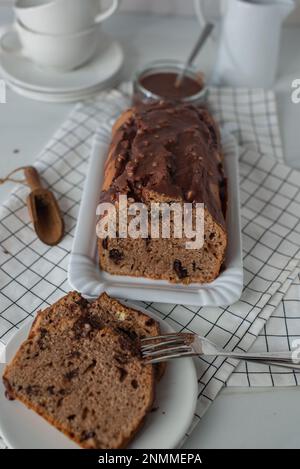 Dunkle Schokoladenkuchen mit Schokoladenganache Stockfoto