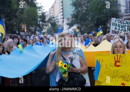 Buenos Aires, Argentinien, 24. Februar 2023. Die ukrainischen Bürger in Argentinien mobilisierten ​​one Jahr nach der russischen Invasion in der Ukraine die russische Botschaft. (Kredit: Esteban Osorio/Alamy Live News) Stockfoto