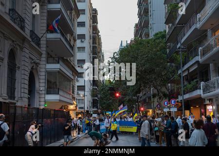 Buenos Aires, Argentinien, 24. Februar 2023. Die ukrainischen Bürger in Argentinien mobilisierten ​​one Jahr nach der russischen Invasion in der Ukraine die russische Botschaft. (Kredit: Esteban Osorio/Alamy Live News) Stockfoto