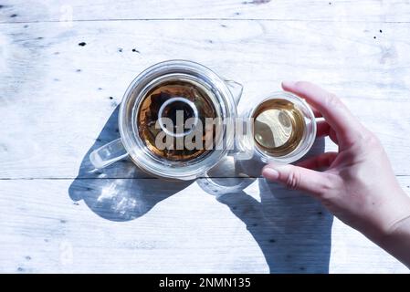 Heißer Tee, Wasserkocher und Teetasse oder chinesischer Tee Stockfoto