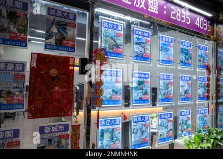 Immobilienagentur, die Apartments zum Verkauf ausstellt, Macau, China. Stockfoto