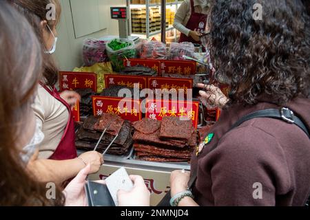 Geschäfte, die das berühmte Macau Beef Jerky, Macau, China verkaufen. Stockfoto