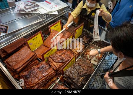 Kaufen Sie das berühmte Macau Rind- und Schweinefleisch Jerky, Macau, China. Stockfoto