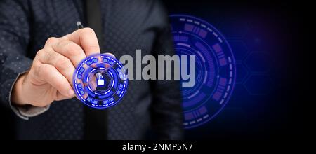 Geschäftsmann im Büro Uniform Holding Pen schreibt auf Leinwand und präsentiert futuristische Technologie. Labortechniker, Die Mit Dem Eingabestift Arbeiten, Machen Sich Notizen Mit Moderner Darstellung Stockfoto