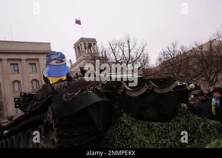 Berlin, Berlin-Mitte, Deutschland. 24. Februar 2023. Zerstörter Panzer in Berlin: Aktivisten parkten das Wrack eines russischen T-72-Panzers mit einem Auflieger auf dem Boulevard unter den Linden - vor der russischen Botschaft. (Kreditbild: © Simone Kuhlmey/Pacific Press via ZUMA Press Wire) NUR REDAKTIONELLE VERWENDUNG! Nicht für den kommerziellen GEBRAUCH! Stockfoto