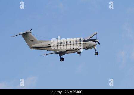 Ein Hawker Beechcraft UC12F Huron-Flugzeug mit der US-Marine, die in der Nähe des NAF Atsugi Airbase, Kanagawa, Japan, fliegt. Stockfoto