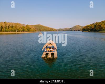 Ein paar Männer und Frauen besuchen den Huai Krathing See im Nordosten Thailands, berühmt für seine schwimmenden Bambusfloßboote, wo Sie Mittag- oder Abendessen in der Mitte des Sees genießen können. Stockfoto