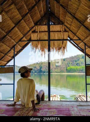 Asiatische Frauen besuchen den Huai Krathing See im Nordosten Thailands Isaan Region, berühmt für seine schwimmenden Bambusflöße, wo Sie Mittag- oder Abendessen in der Mitte des Sees genießen können. Stockfoto