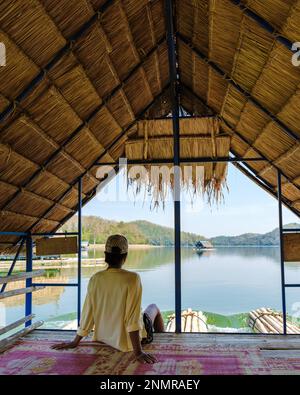 Asiatische Frauen besuchen den Huai Krathing See im Nordosten Thailands Isaan Region, berühmt für seine schwimmenden Bambusflöße, wo Sie Mittag- oder Abendessen in der Mitte des Sees genießen können. Stockfoto