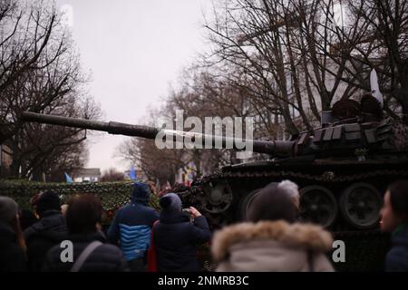 Berlin, Berlin-Mitte, Deutschland. 24. Februar 2023. Zerstörter Panzer in Berlin: Aktivisten parkten das Wrack eines russischen T-72-Panzers mit einem Auflieger auf dem Boulevard unter den Linden - vor der russischen Botschaft. (Kreditbild: © Simone Kuhlmey/Pacific Press via ZUMA Press Wire) NUR REDAKTIONELLE VERWENDUNG! Nicht für den kommerziellen GEBRAUCH! Stockfoto