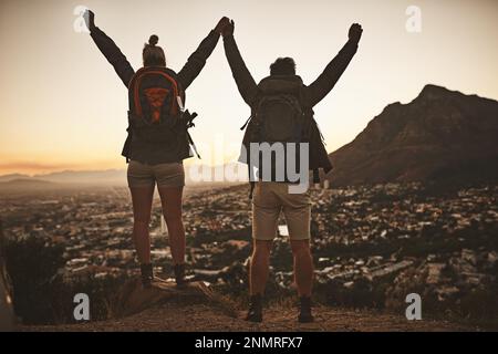 Sie sind wild und abenteuerlustig. Ein Paar, das nach dem Gipfel feiert. Stockfoto
