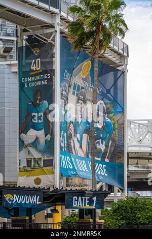 Banner am Eingang zum TIAA Bank Field im Jaguars Stadium, Heimstadion der Jacksonville Jaguars der NFL, in Jacksonville, Florida. (USA) Stockfoto