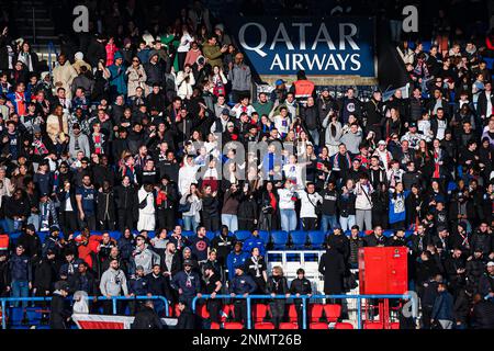 Pariser Fans (PSG's Ultras, KOP, Fans Crowd) während der öffentlichen Ausbildung der Pariser Fußballmannschaft Saint-Germain (PSG) am 24. Februar 2023 im Parc des Princes Stadion in Paris, Frankreich. Foto: Victor Joly/ABACAPRESS.COM Stockfoto