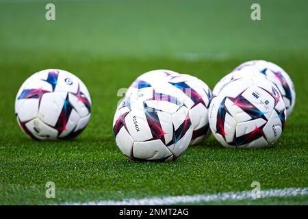 Das Lupationsbild zeigt, wie die offizielle Ligue 1 Uber während des öffentlichen Trainings der Pariser Fußballmannschaft Saint-Germain (PSG) am 24. Februar 2023 im Parc des Princes Stadion in Paris, Frankreich, KIPSTA-Ball isst. Foto: Victor Joly/ABACAPRESS.COM Stockfoto