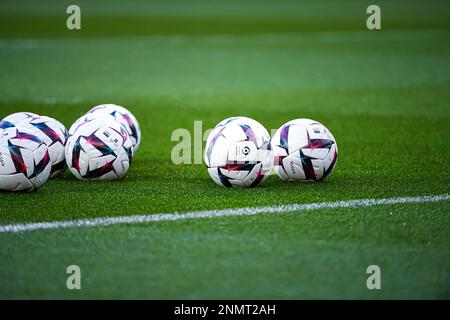 Das Lupationsbild zeigt, wie die offizielle Ligue 1 Uber während des öffentlichen Trainings der Pariser Fußballmannschaft Saint-Germain (PSG) am 24. Februar 2023 im Parc des Princes Stadion in Paris, Frankreich, KIPSTA-Ball isst. Foto: Victor Joly/ABACAPRESS.COM Stockfoto