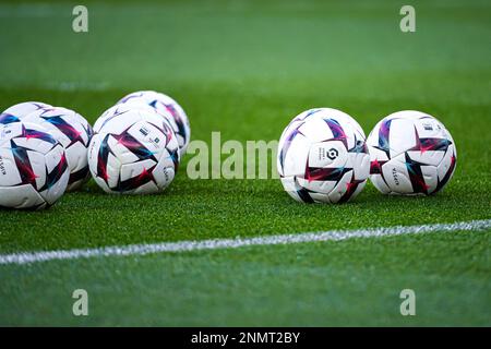 Das Lupationsbild zeigt, wie die offizielle Ligue 1 Uber während des öffentlichen Trainings der Pariser Fußballmannschaft Saint-Germain (PSG) am 24. Februar 2023 im Parc des Princes Stadion in Paris, Frankreich, KIPSTA-Ball isst. Foto: Victor Joly/ABACAPRESS.COM Stockfoto