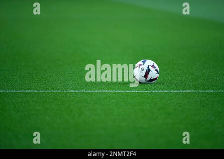 Das Lupationsbild zeigt, wie die offizielle Ligue 1 Uber während des öffentlichen Trainings der Pariser Fußballmannschaft Saint-Germain (PSG) am 24. Februar 2023 im Parc des Princes Stadion in Paris, Frankreich, KIPSTA-Ball isst. Foto: Victor Joly/ABACAPRESS.COM Stockfoto