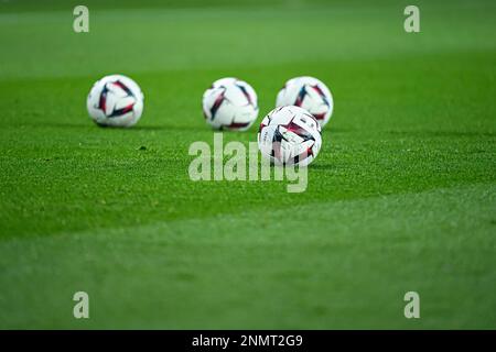 Das Lupationsbild zeigt, wie die offizielle Ligue 1 Uber während des öffentlichen Trainings der Pariser Fußballmannschaft Saint-Germain (PSG) am 24. Februar 2023 im Parc des Princes Stadion in Paris, Frankreich, KIPSTA-Ball isst. Foto: Victor Joly/ABACAPRESS.COM Stockfoto